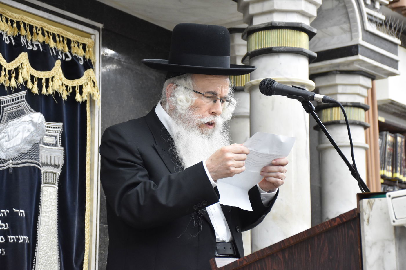 עצרת מחאה בכולל חזון איש בבני ברק על חילולי הקברים בעיר יהוד