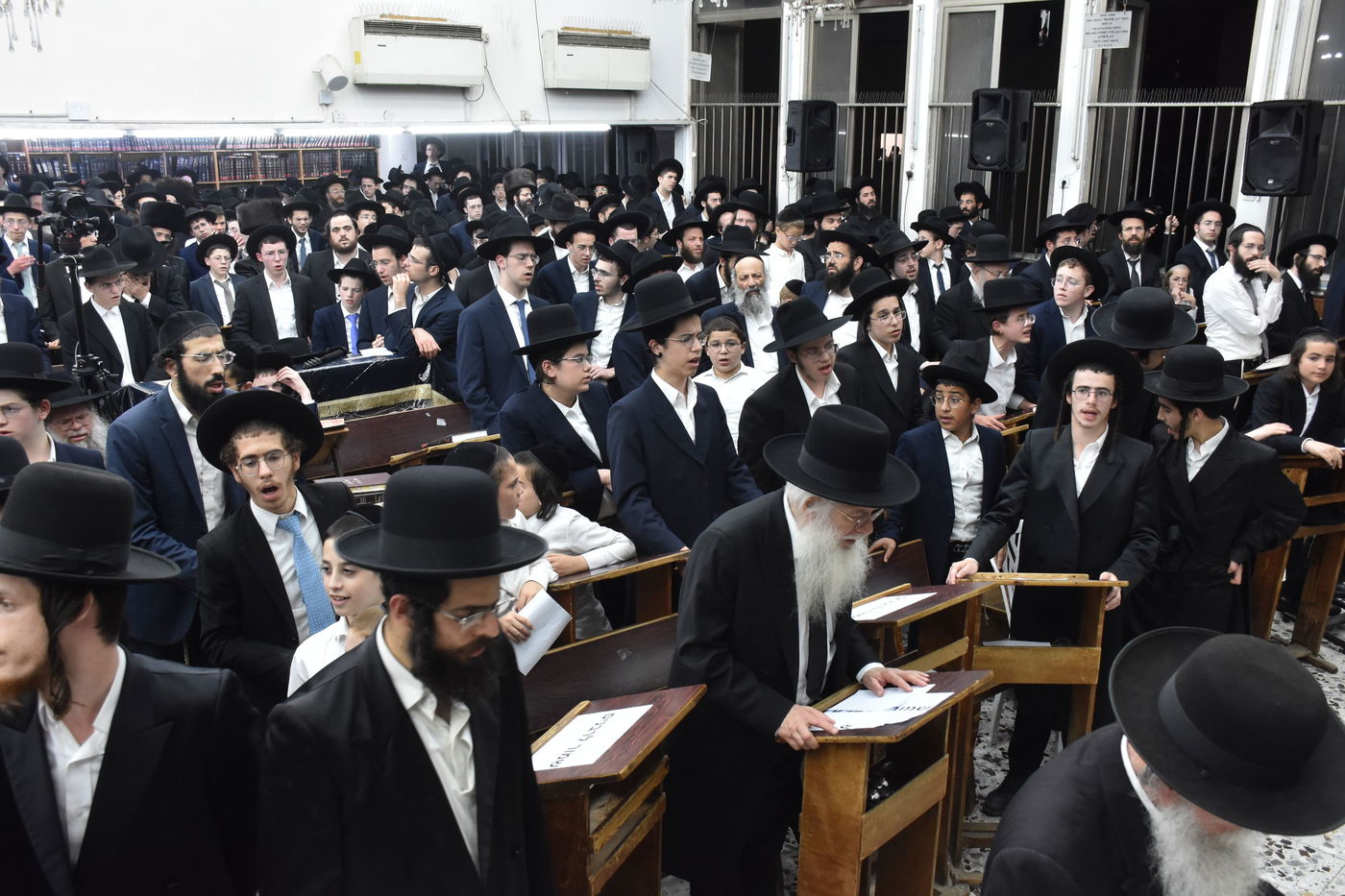 עצרת מחאה בכולל חזון איש בבני ברק על חילולי הקברים בעיר יהוד