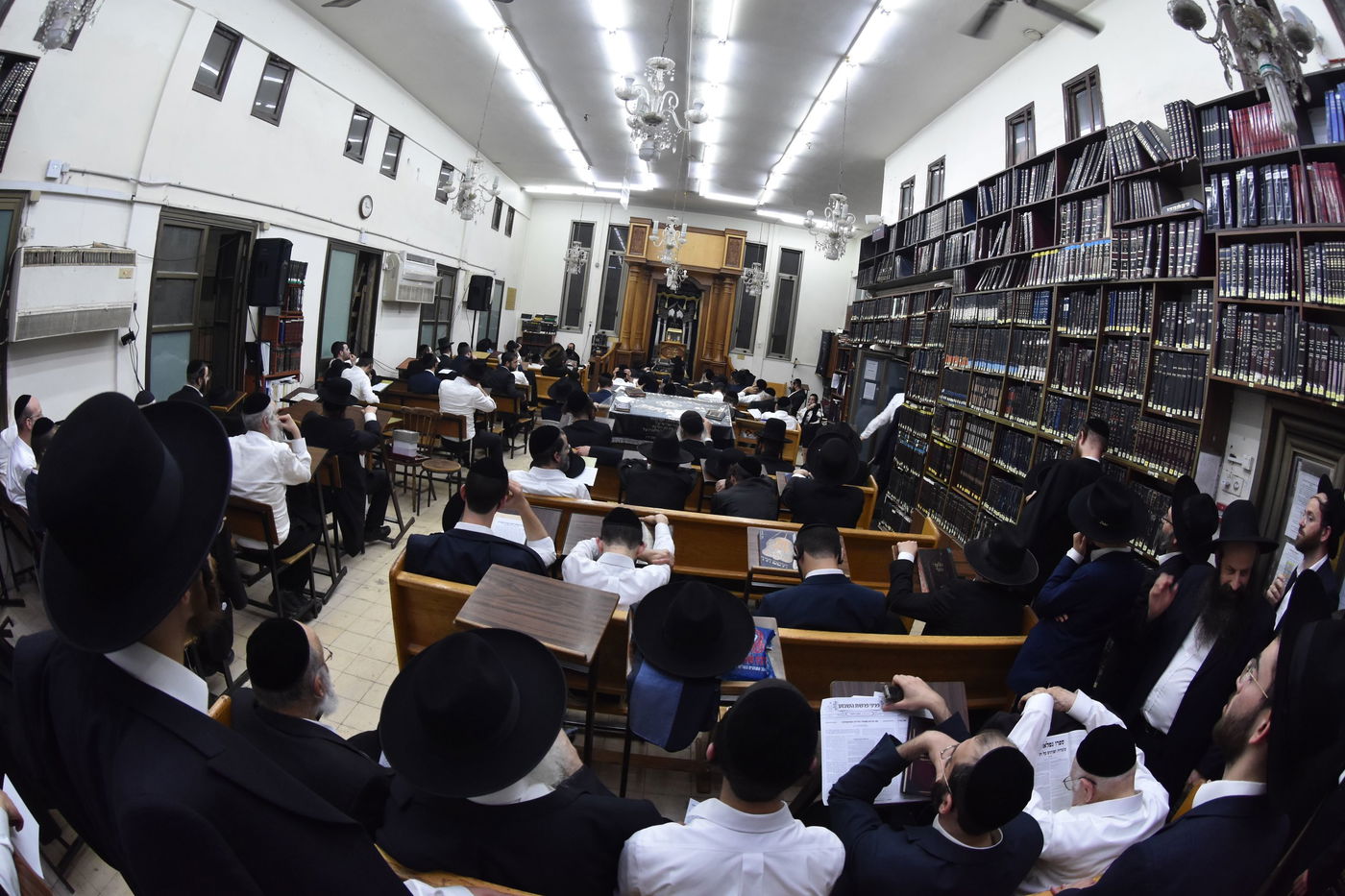 עצרת מחאה בכולל חזון איש בבני ברק על חילולי הקברים בעיר יהוד