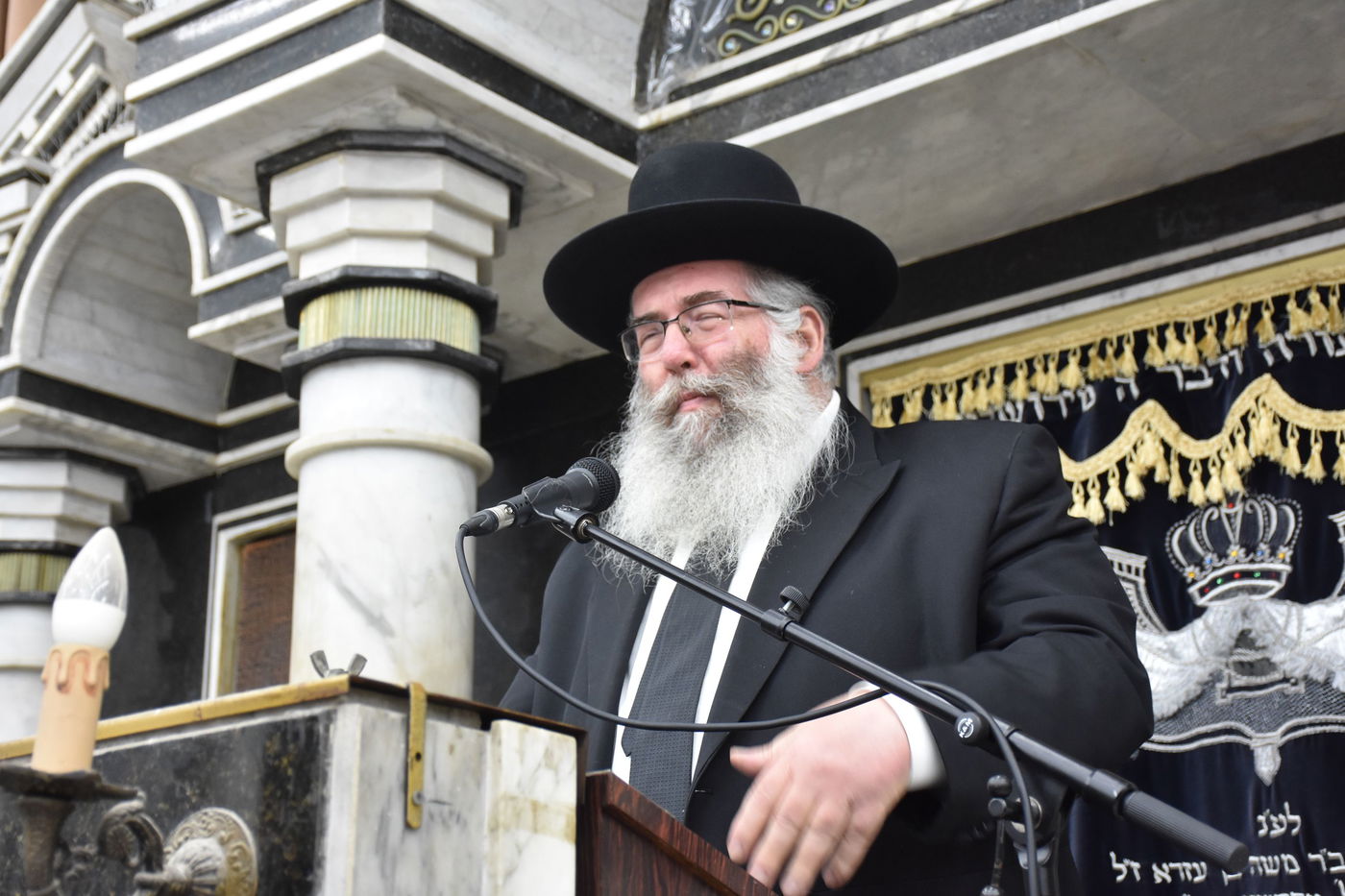 עצרת מחאה בכולל חזון איש בבני ברק על חילולי הקברים בעיר יהוד