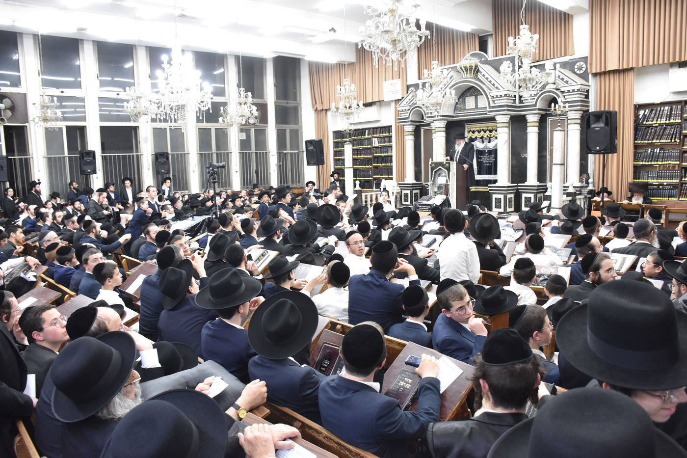 עצרת מחאה בכולל חזון איש בבני ברק על חילולי הקברים בעיר יהוד