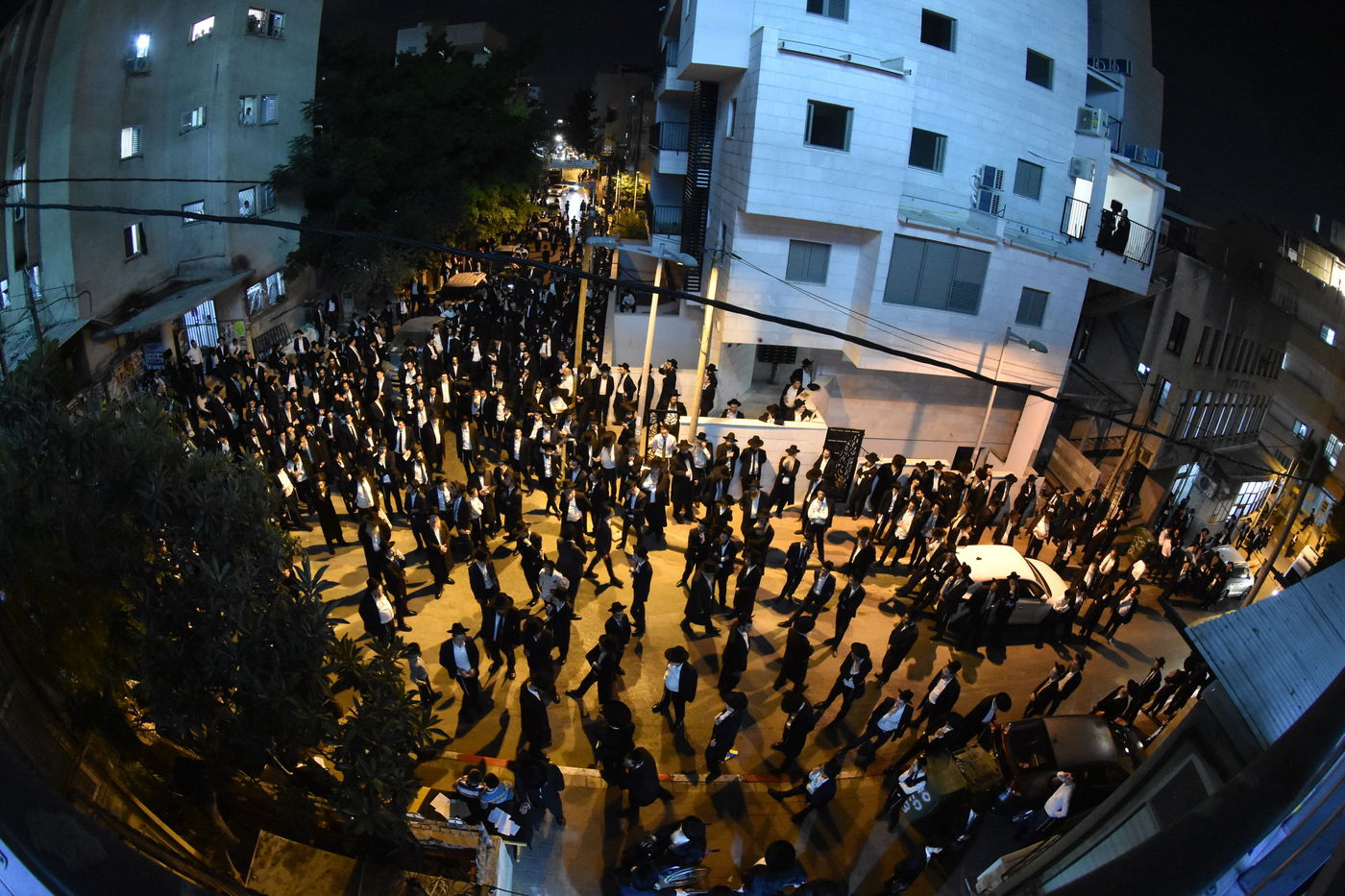 עצרת מחאה בכולל חזון איש בבני ברק על חילולי הקברים בעיר יהוד