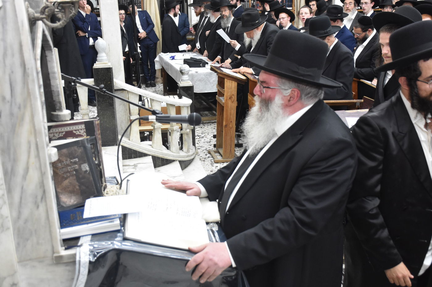 עצרת מחאה בכולל חזון איש בבני ברק על חילולי הקברים בעיר יהוד