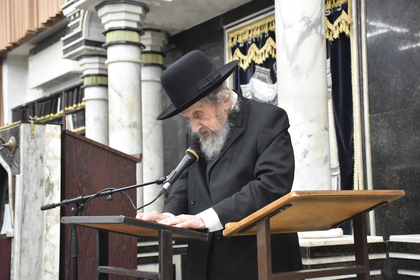 עצרת מחאה בכולל חזון איש בבני ברק על חילולי הקברים בעיר יהוד