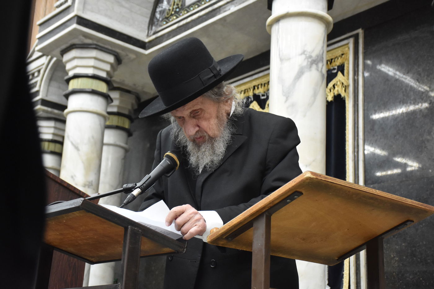 עצרת מחאה בכולל חזון איש בבני ברק על חילולי הקברים בעיר יהוד