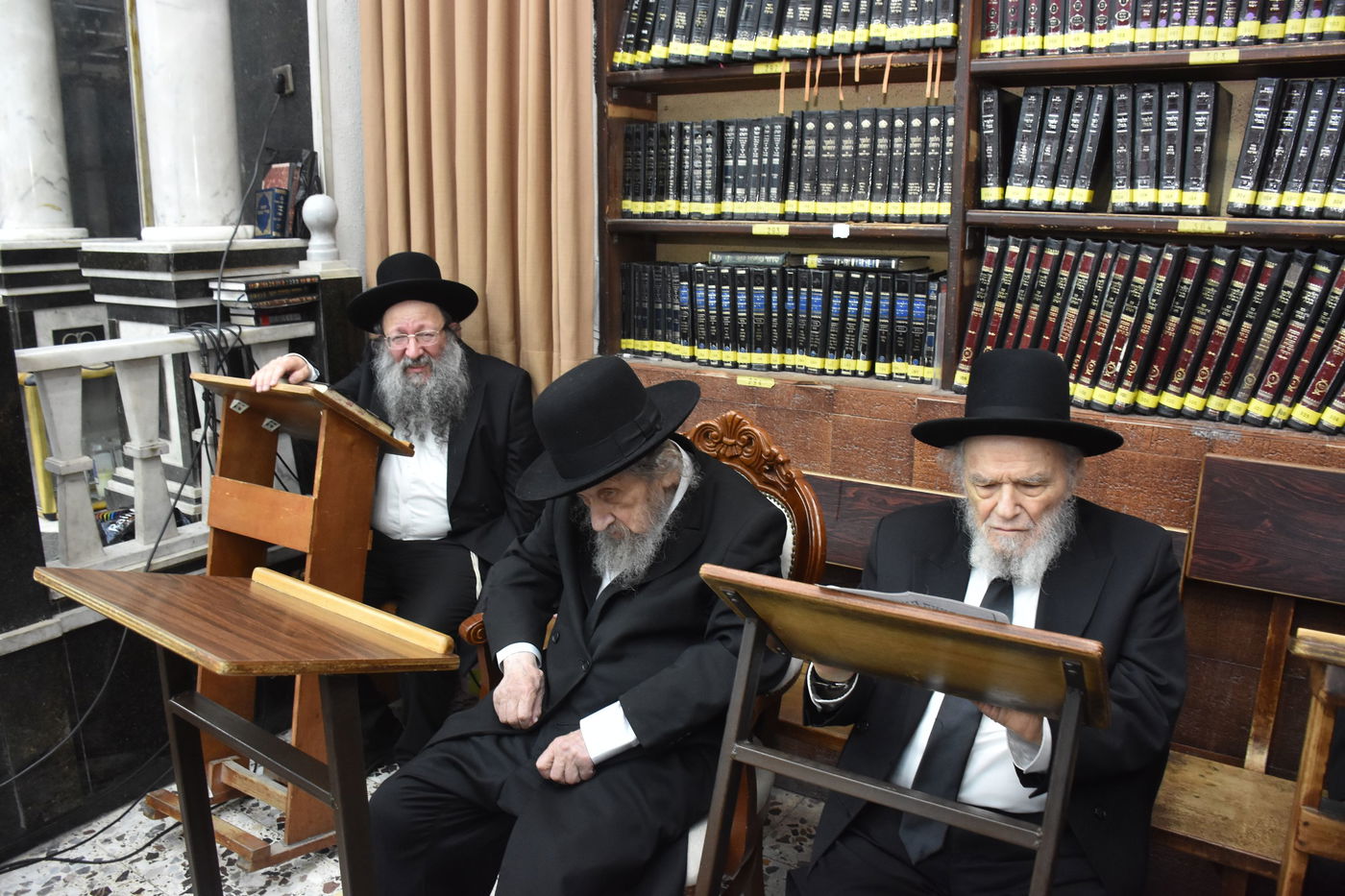 עצרת מחאה בכולל חזון איש בבני ברק על חילולי הקברים בעיר יהוד