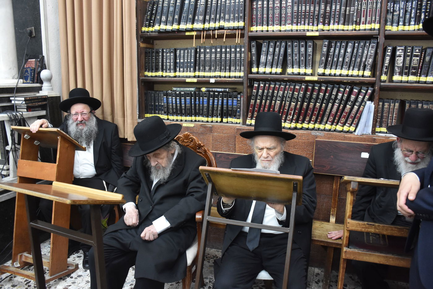 עצרת מחאה בכולל חזון איש בבני ברק על חילולי הקברים בעיר יהוד