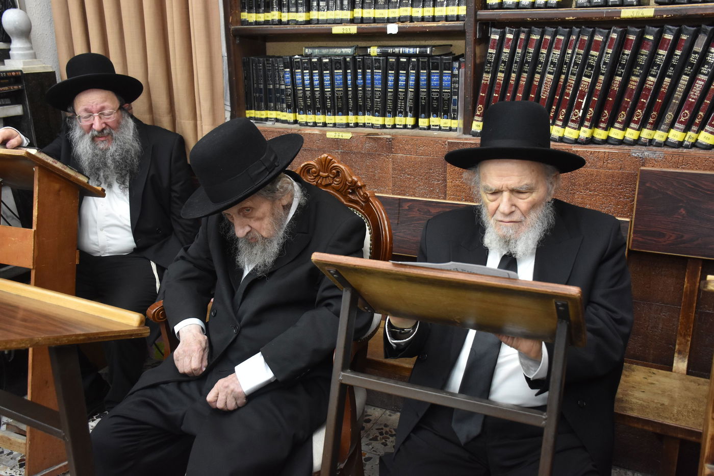 עצרת מחאה בכולל חזון איש בבני ברק על חילולי הקברים בעיר יהוד