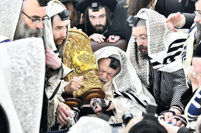 האדמו"ר מתולדות אברהם יצחק עם ספר התורה של הבעש"ט הק'