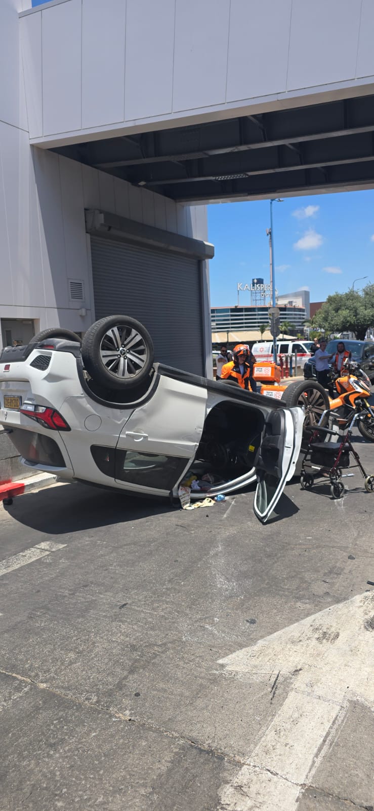 קשיש וקשישה התהפכו עם רכבם ברחוב המרכזי בראשון לציון
