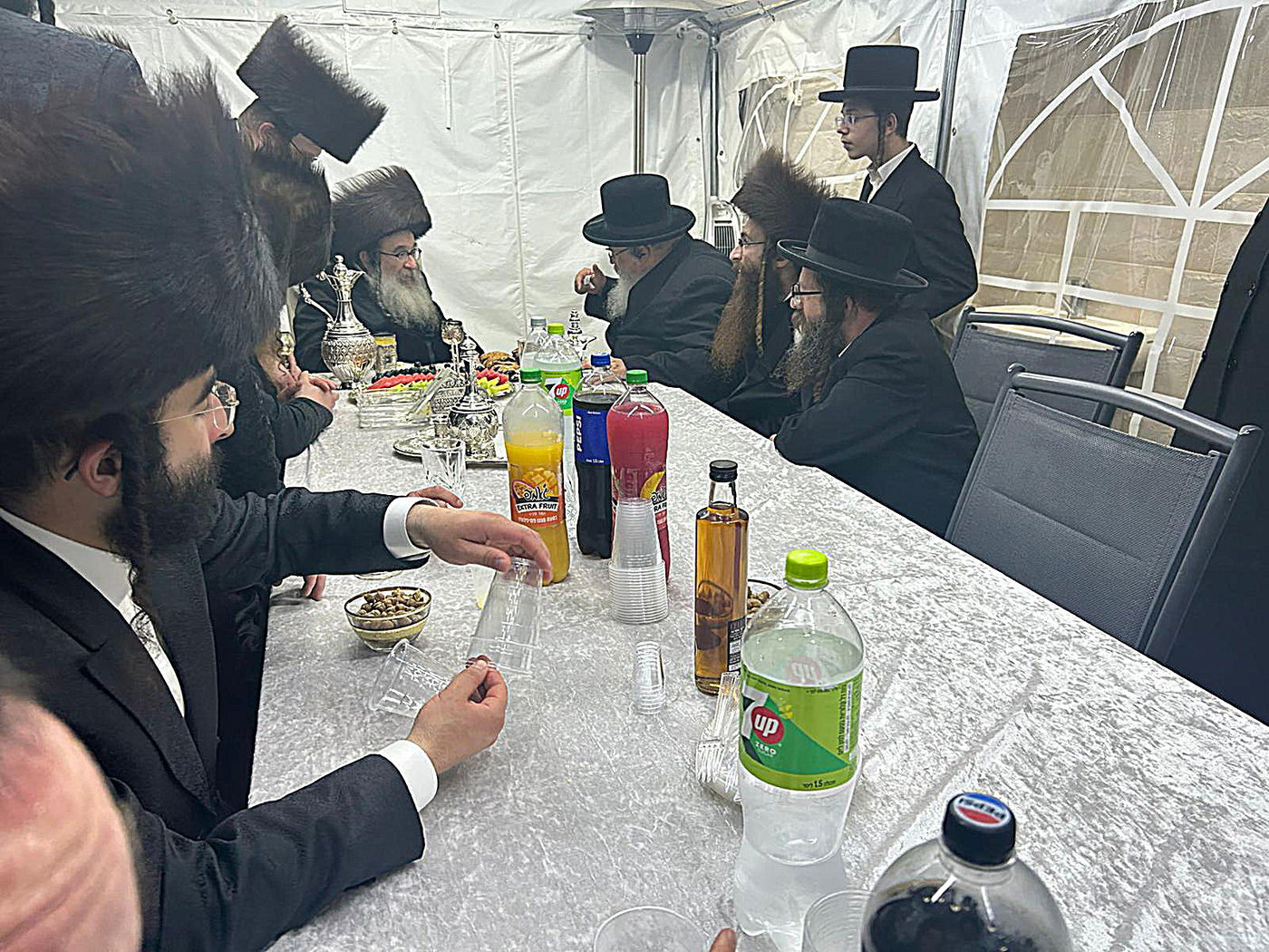 האדמו"ר מבית יצחק ד'ספינקא בביקור אצל הרה"צ רבי נחמן מנדל