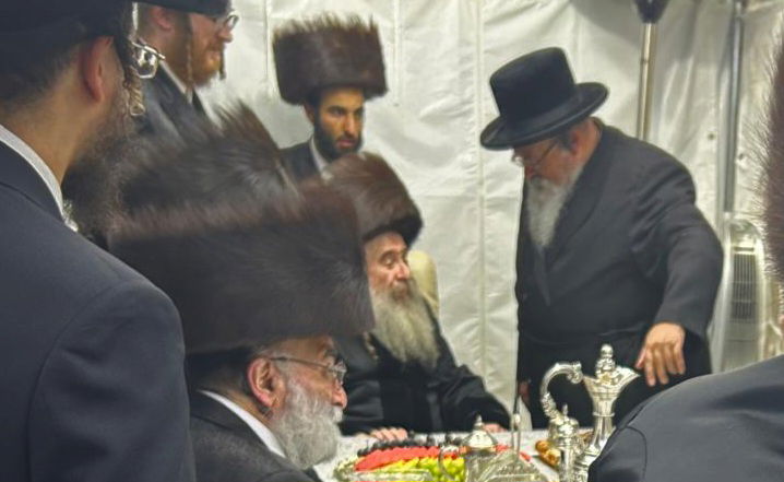 האדמו"ר מבית יצחק ד'ספינקא בביקור אצל הרה"צ רבי נחמן מנדל