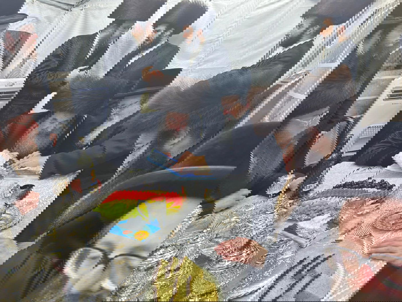 האדמו"ר מבית יצחק ד'ספינקא בביקור אצל הרה"צ רבי נחמן מנדל