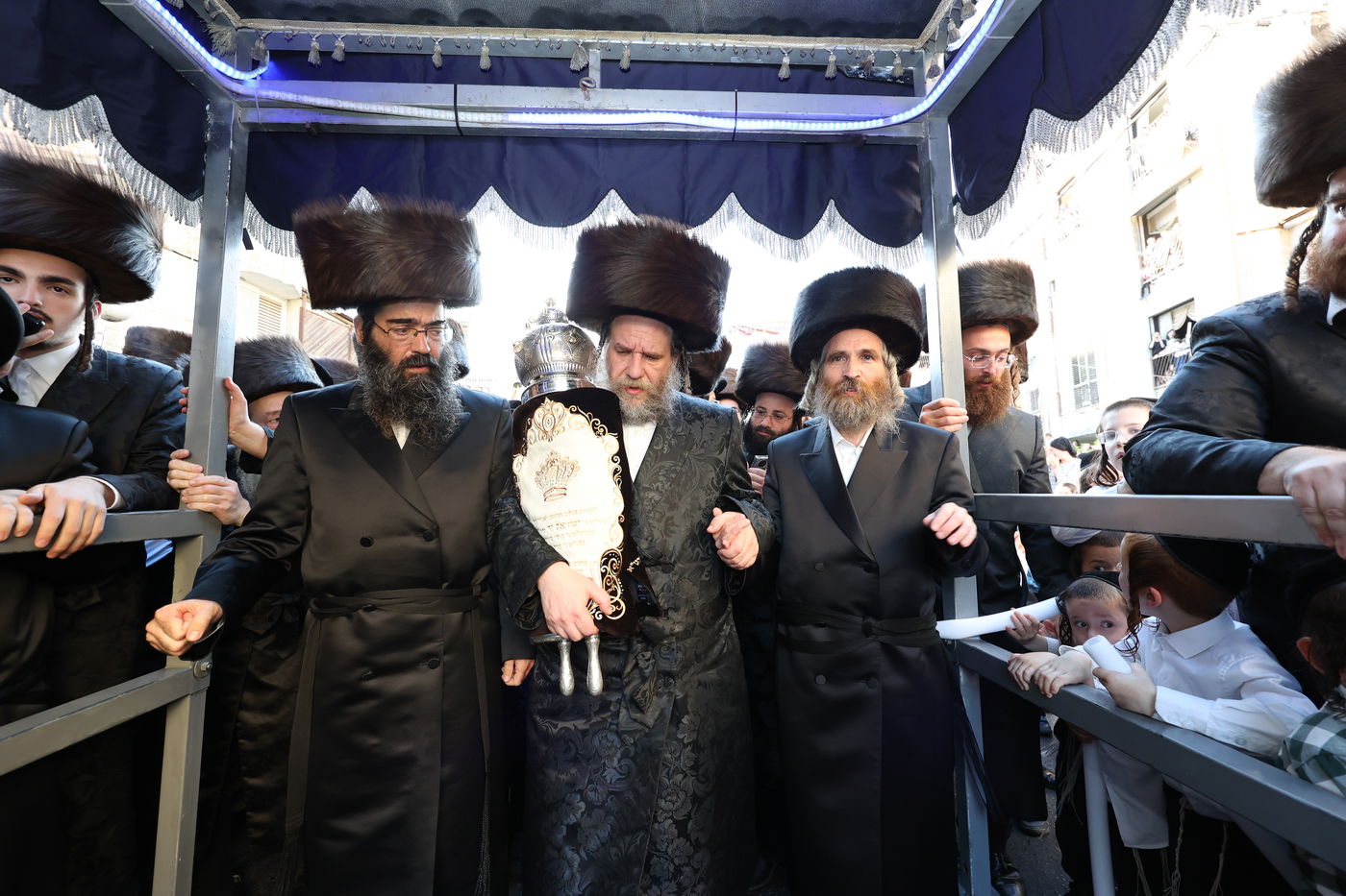 הרה"צ רבי יעקב מרדכי הגר בריקוד עם הספר תורה