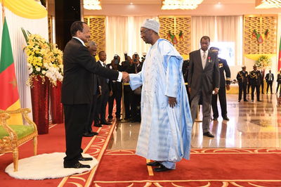 נשיא קמרון פול בייה, משמאל