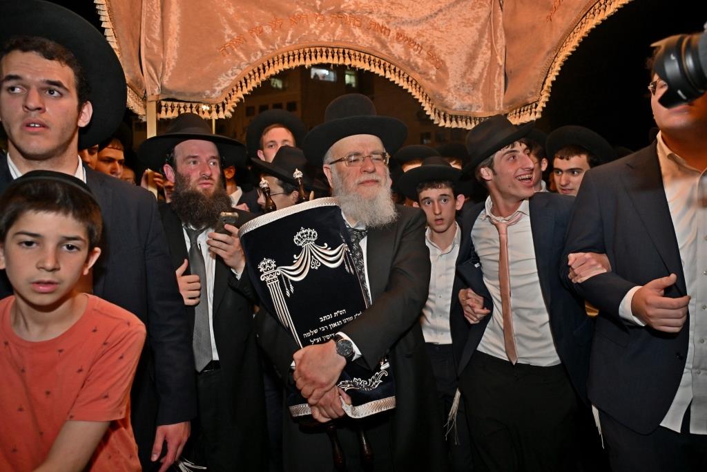 מעמד הכסת ספר תורה להיכל ישיבת הגרי"ש לצעירים