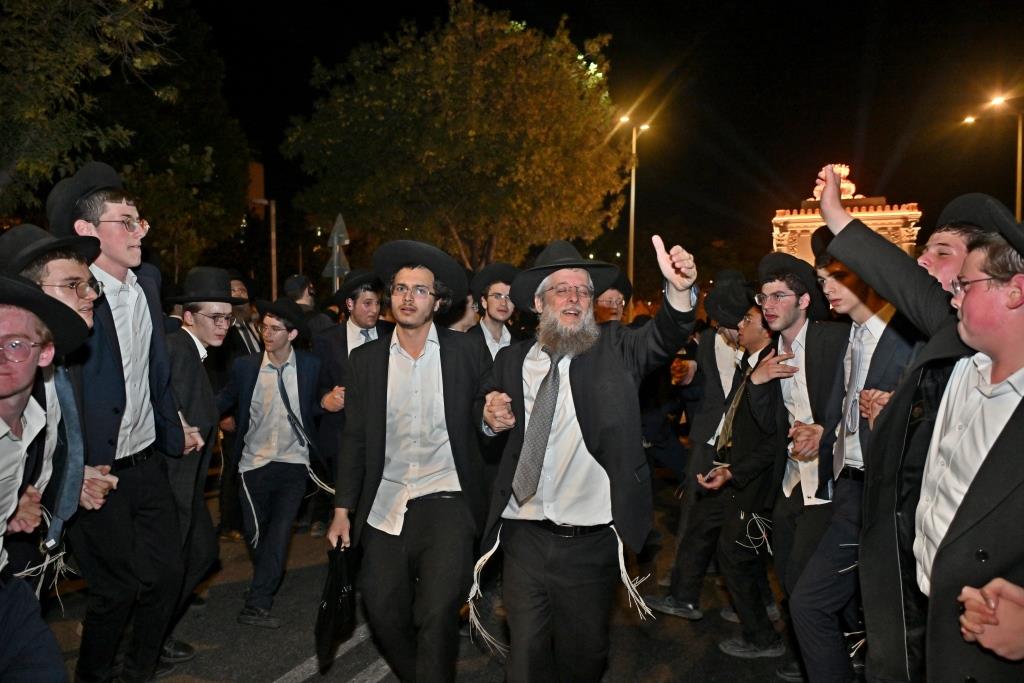 מעמד הכסת ספר תורה להיכל ישיבת הגרי"ש לצעירים