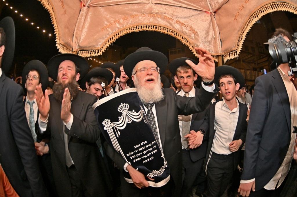 מעמד הכסת ספר תורה להיכל ישיבת הגרי"ש לצעירים