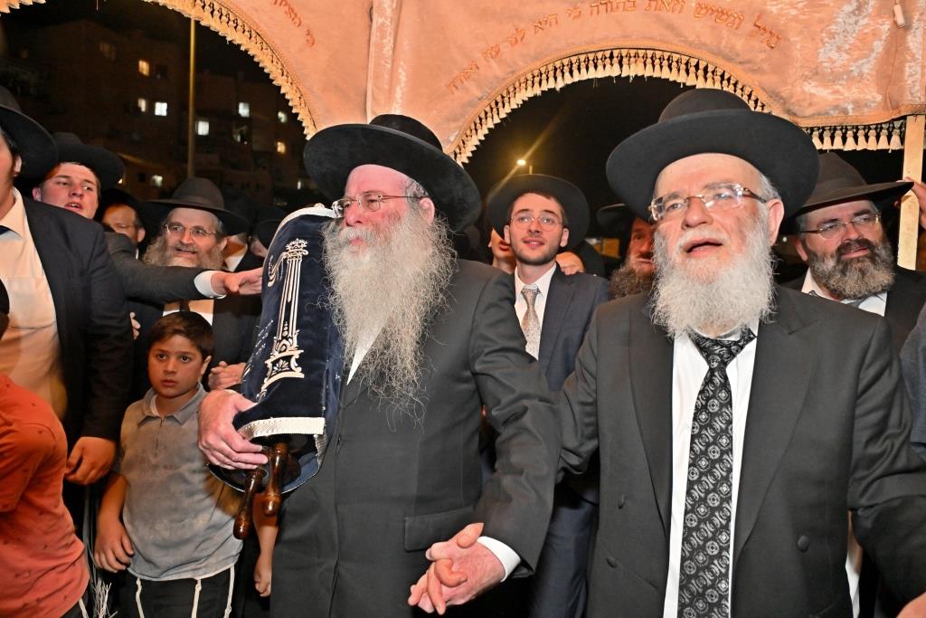 מעמד הכסת ספר תורה להיכל ישיבת הגרי"ש לצעירים