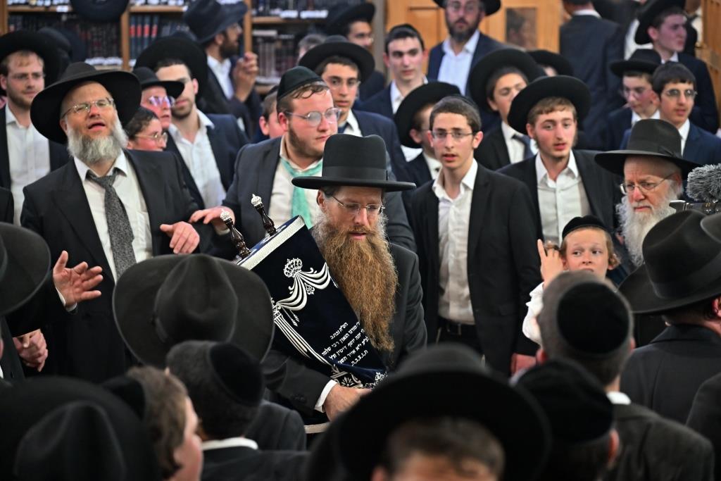 מעמד הכסת ספר תורה להיכל ישיבת הגרי"ש לצעירים