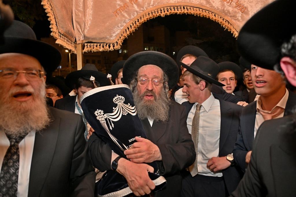 מעמד הכסת ספר תורה להיכל ישיבת הגרי"ש לצעירים