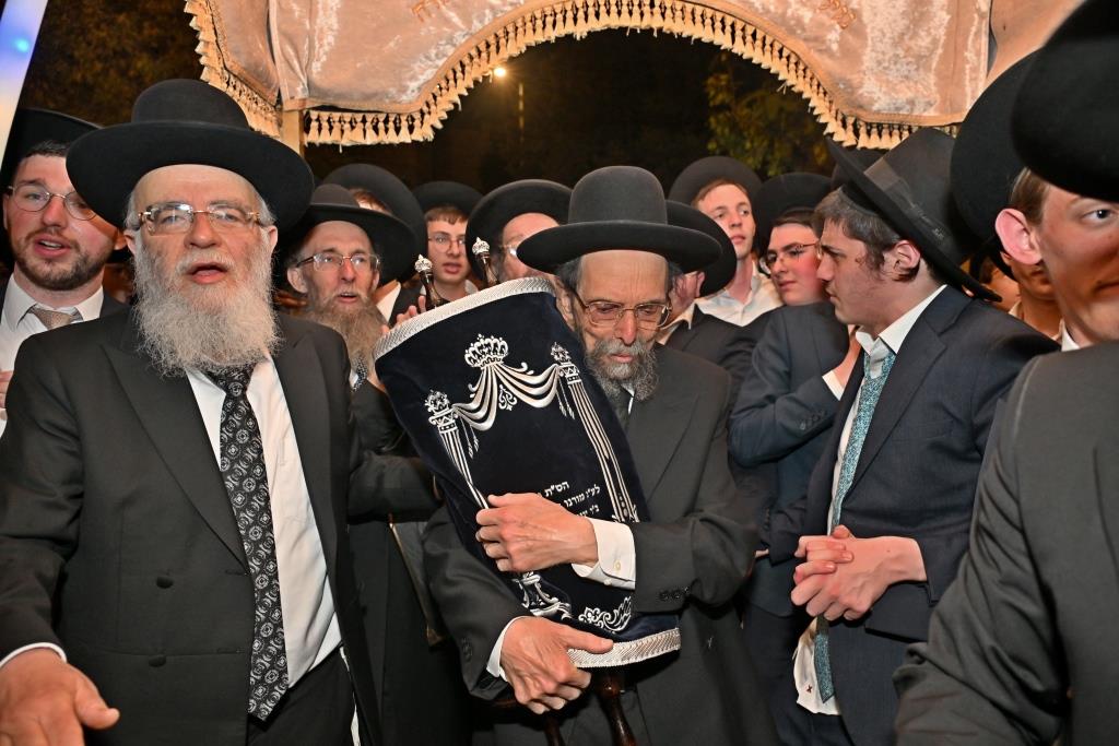 מעמד הכסת ספר תורה להיכל ישיבת הגרי"ש לצעירים