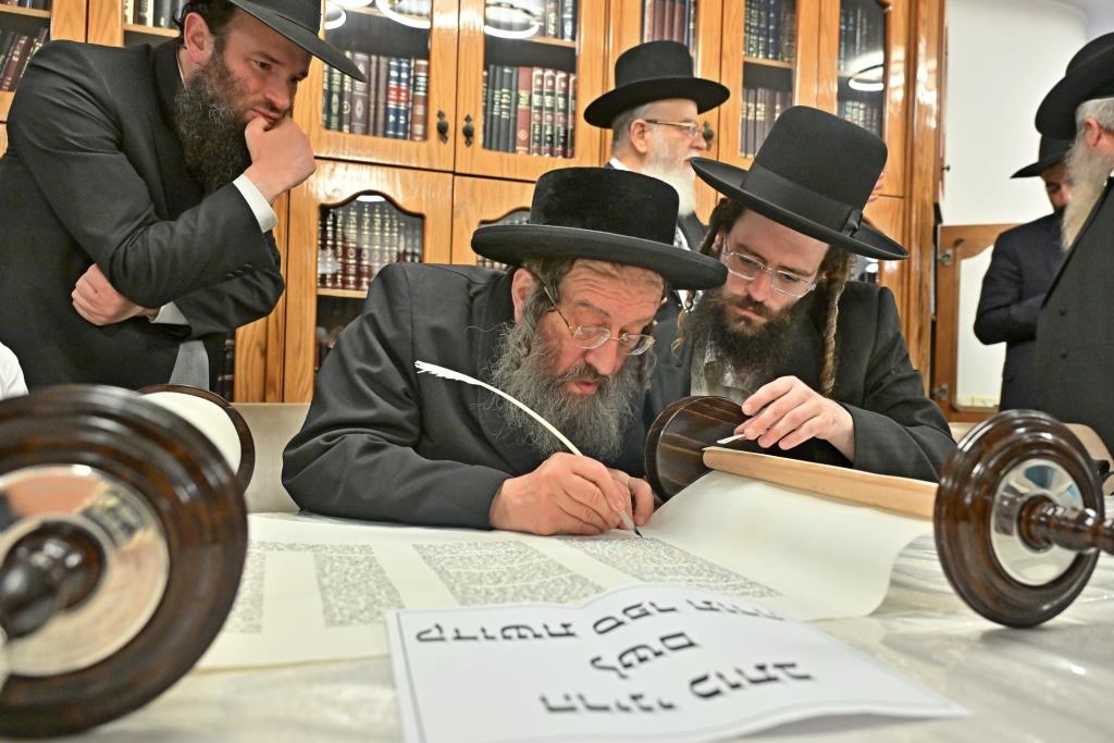 מעמד הכסת ספר תורה להיכל ישיבת הגרי"ש לצעירים