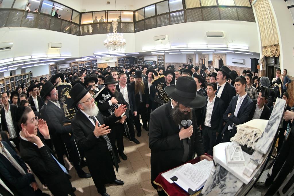 מעמד הכסת ספר תורה להיכל ישיבת הגרי"ש לצעירים