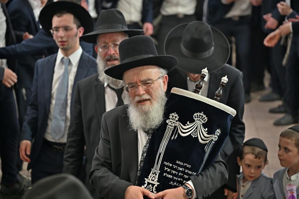 מעמד הכסת ספר תורה להיכל ישיבת הגרי"ש לצעירים