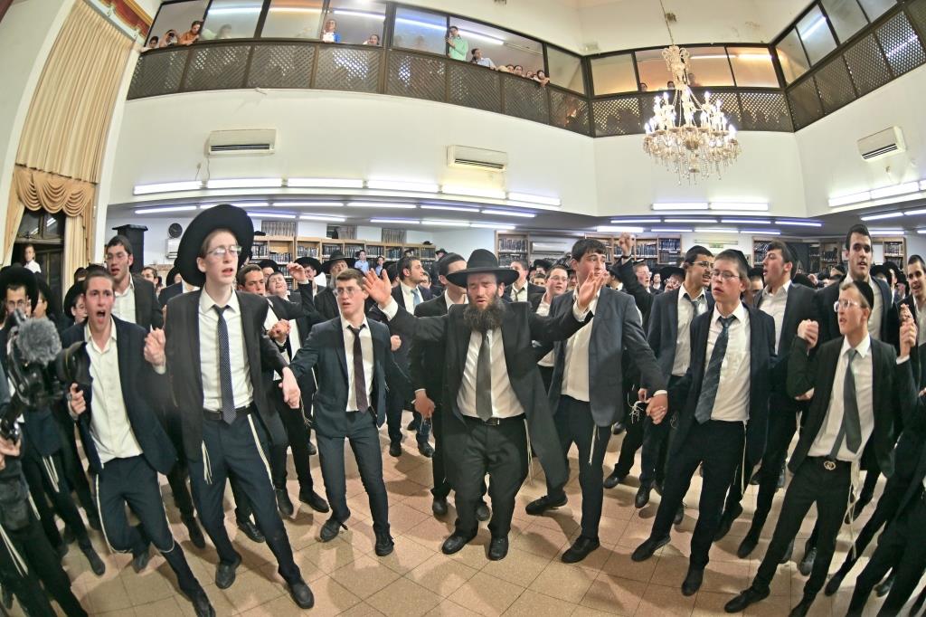 מעמד הכסת ספר תורה להיכל ישיבת הגרי"ש לצעירים