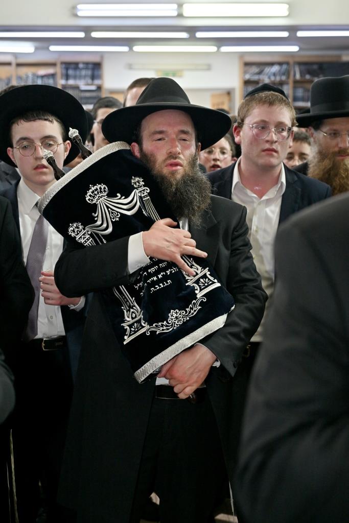 מעמד הכסת ספר תורה להיכל ישיבת הגרי"ש לצעירים