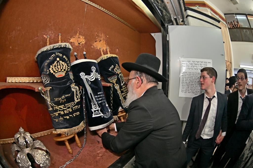 מעמד הכסת ספר תורה להיכל ישיבת הגרי"ש לצעירים