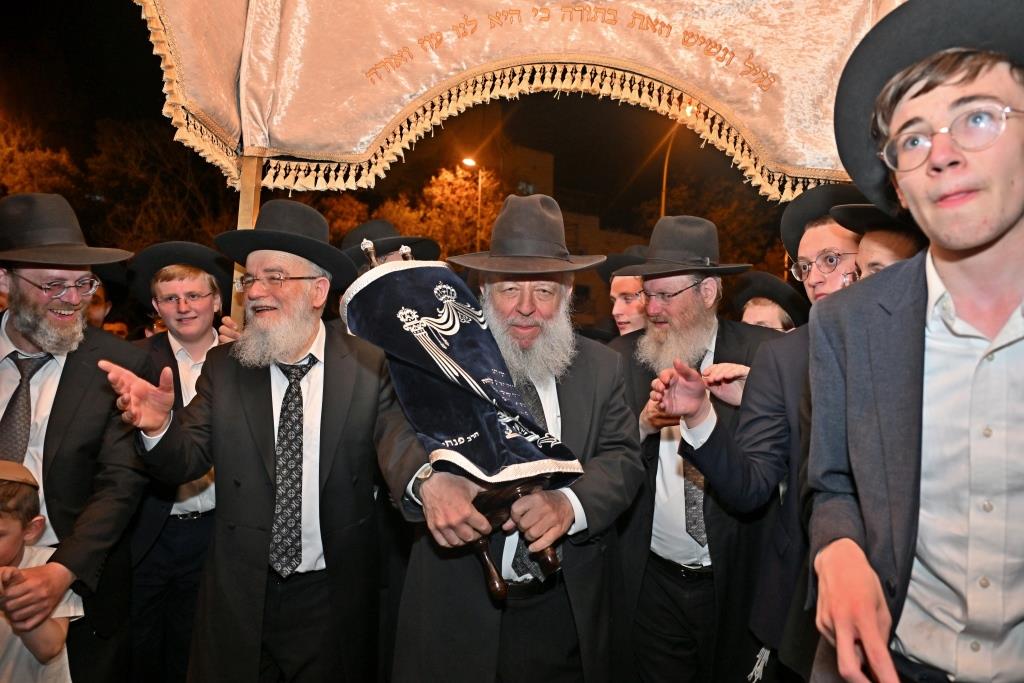 מעמד הכסת ספר תורה להיכל ישיבת הגרי"ש לצעירים