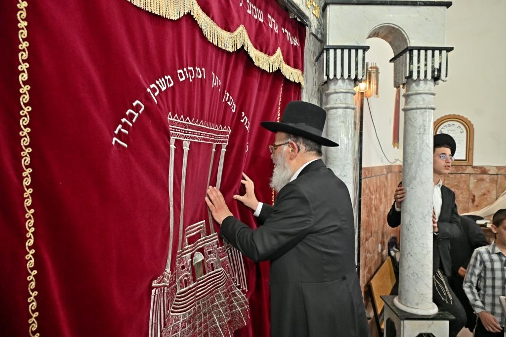 מעמד הכסת ספר תורה להיכל ישיבת הגרי"ש לצעירים