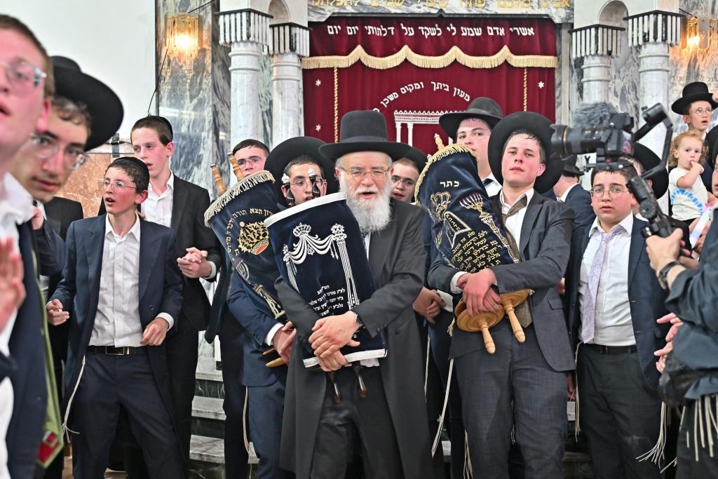 מעמד הכסת ספר תורה להיכל ישיבת הגרי"ש לצעירים