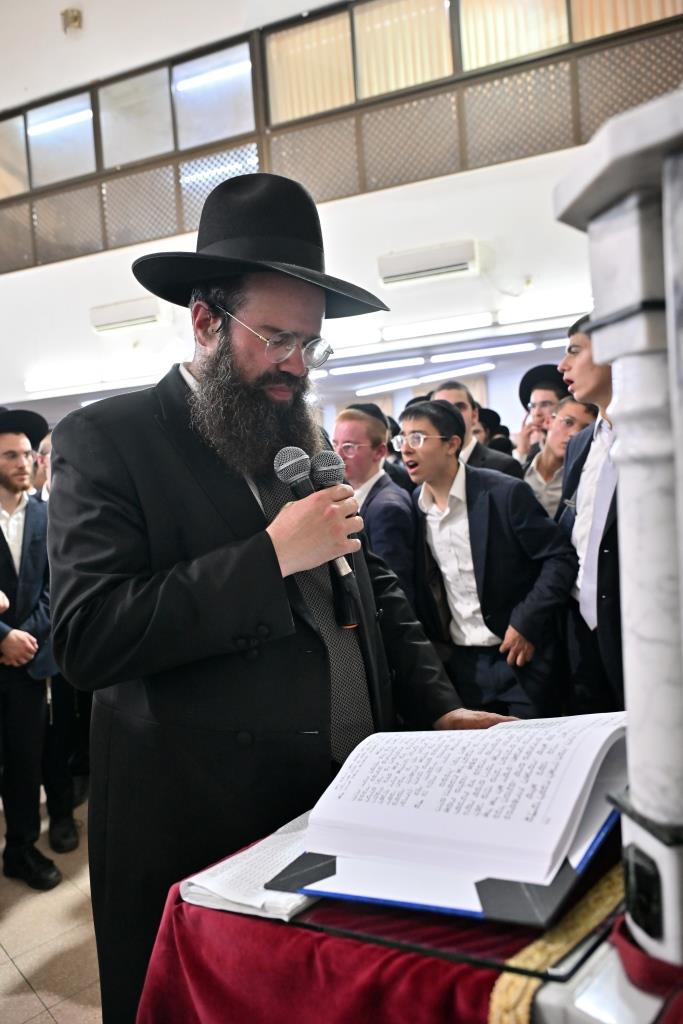 מעמד הכסת ספר תורה להיכל ישיבת הגרי"ש לצעירים