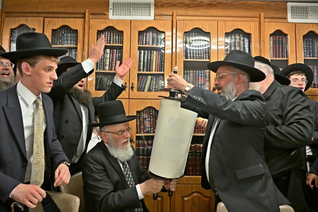 מעמד הכסת ספר תורה להיכל ישיבת הגרי"ש לצעירים