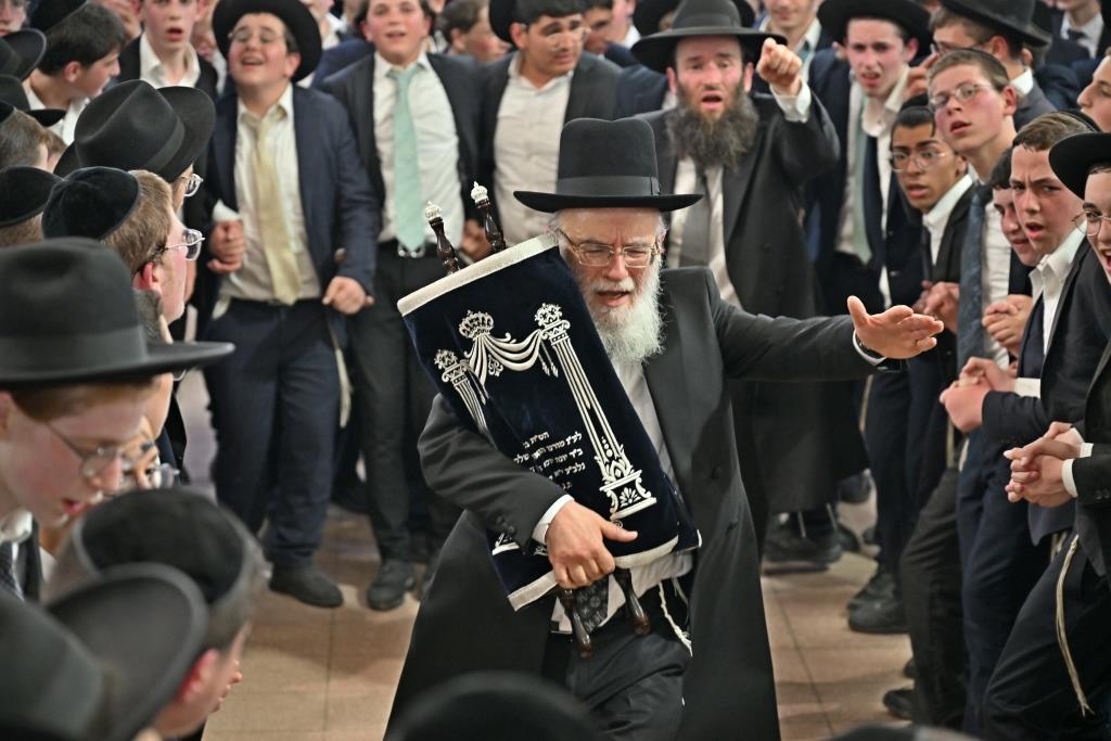 מעמד הכסת ספר תורה להיכל ישיבת הגרי"ש לצעירים