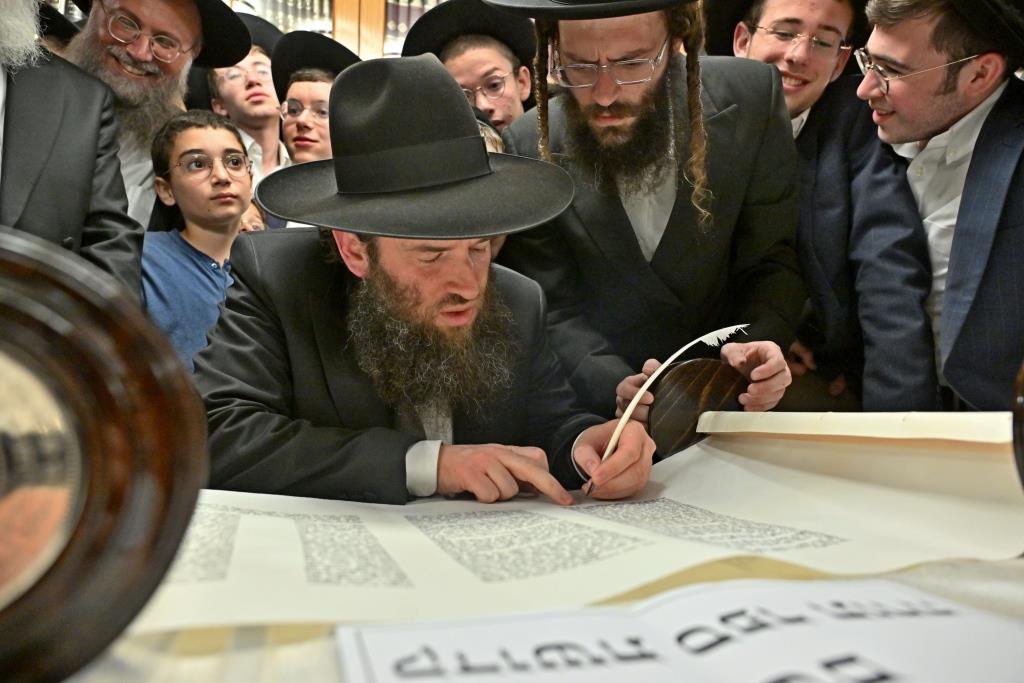 מעמד הכסת ספר תורה להיכל ישיבת הגרי"ש לצעירים