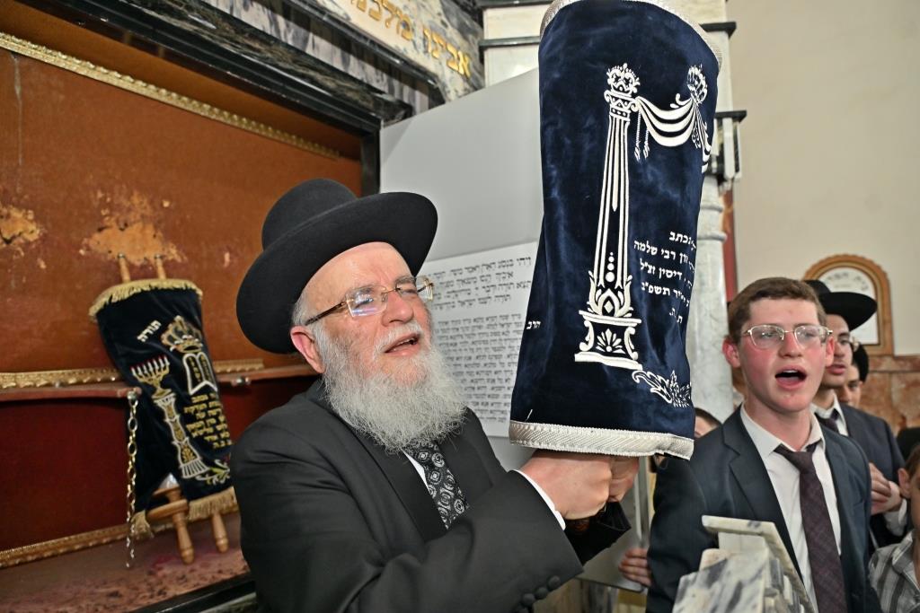 מעמד הכסת ספר תורה להיכל ישיבת הגרי"ש לצעירים
