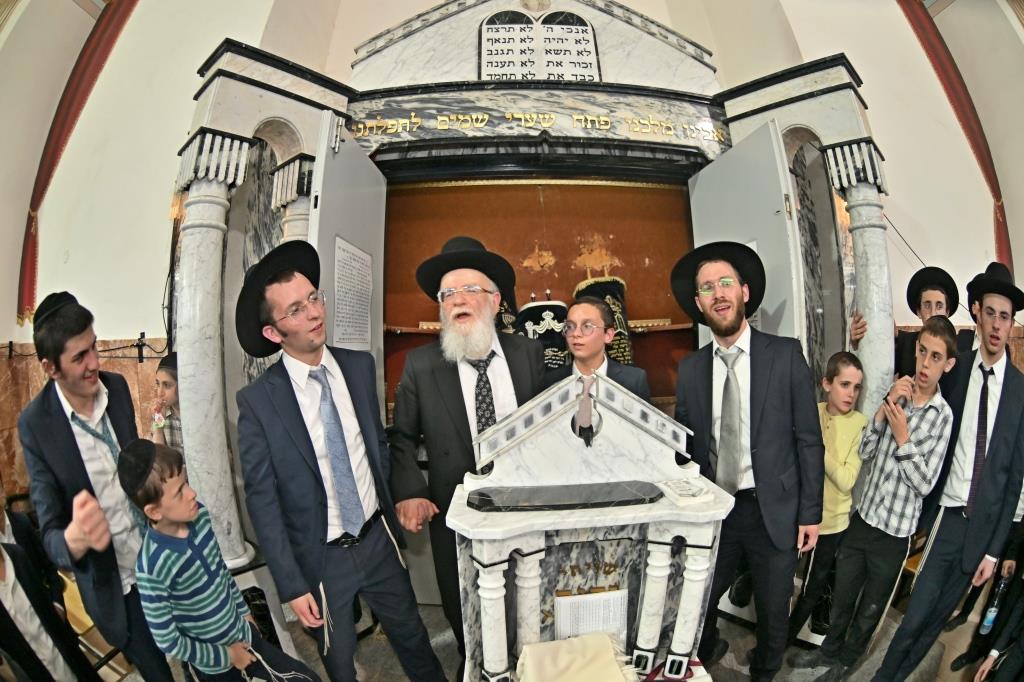 מעמד הכסת ספר תורה להיכל ישיבת הגרי"ש לצעירים