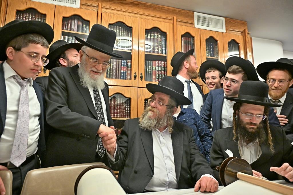 מעמד הכסת ספר תורה להיכל ישיבת הגרי"ש לצעירים