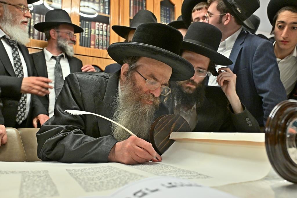 מעמד הכסת ספר תורה להיכל ישיבת הגרי"ש לצעירים