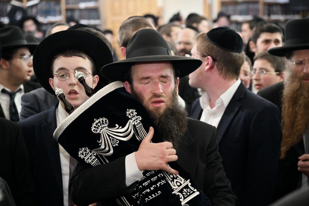 מעמד הכסת ספר תורה להיכל ישיבת הגרי"ש לצעירים