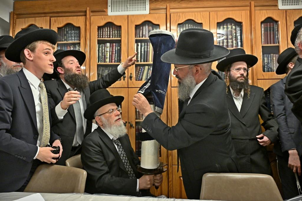 מעמד הכסת ספר תורה להיכל ישיבת הגרי"ש לצעירים