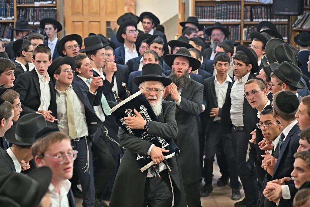 מעמד הכסת ספר תורה להיכל ישיבת הגרי"ש לצעירים