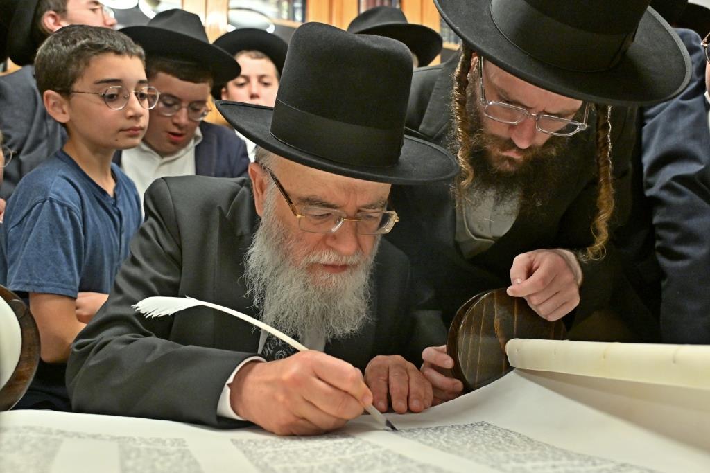 מעמד הכסת ספר תורה להיכל ישיבת הגרי"ש לצעירים