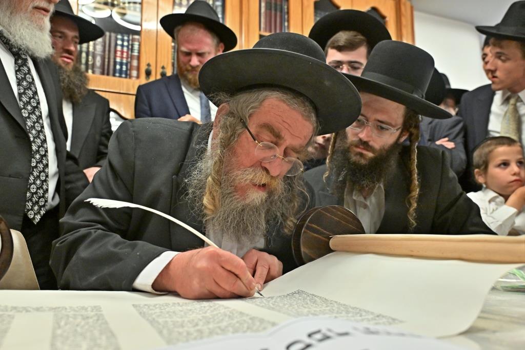 מעמד הכסת ספר תורה להיכל ישיבת הגרי"ש לצעירים