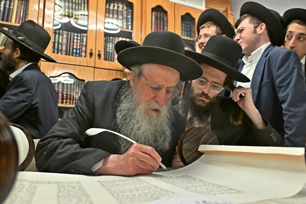 מעמד הכסת ספר תורה להיכל ישיבת הגרי"ש לצעירים