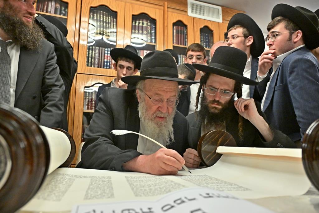 מעמד הכסת ספר תורה להיכל ישיבת הגרי"ש לצעירים